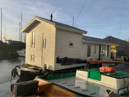 Moderne Woonboot / Woonark te Heeg