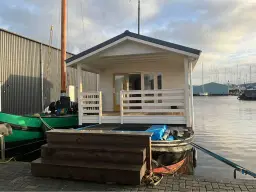 Moderne Woonboot / Woonark te Heeg