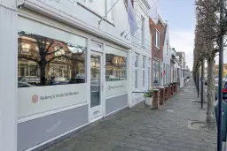 Stellendam, Voorstraat 9 en Mr. Iman Caustraat 6 