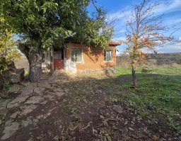 Huis en bijgebouw op ca. 1.000 m² gemeentelijke grond in Razdel - Bulgarije