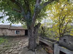 Huis en bijgebouw op ca. 1.000 m² gemeentelijke grond in Razdel - Bulgarije