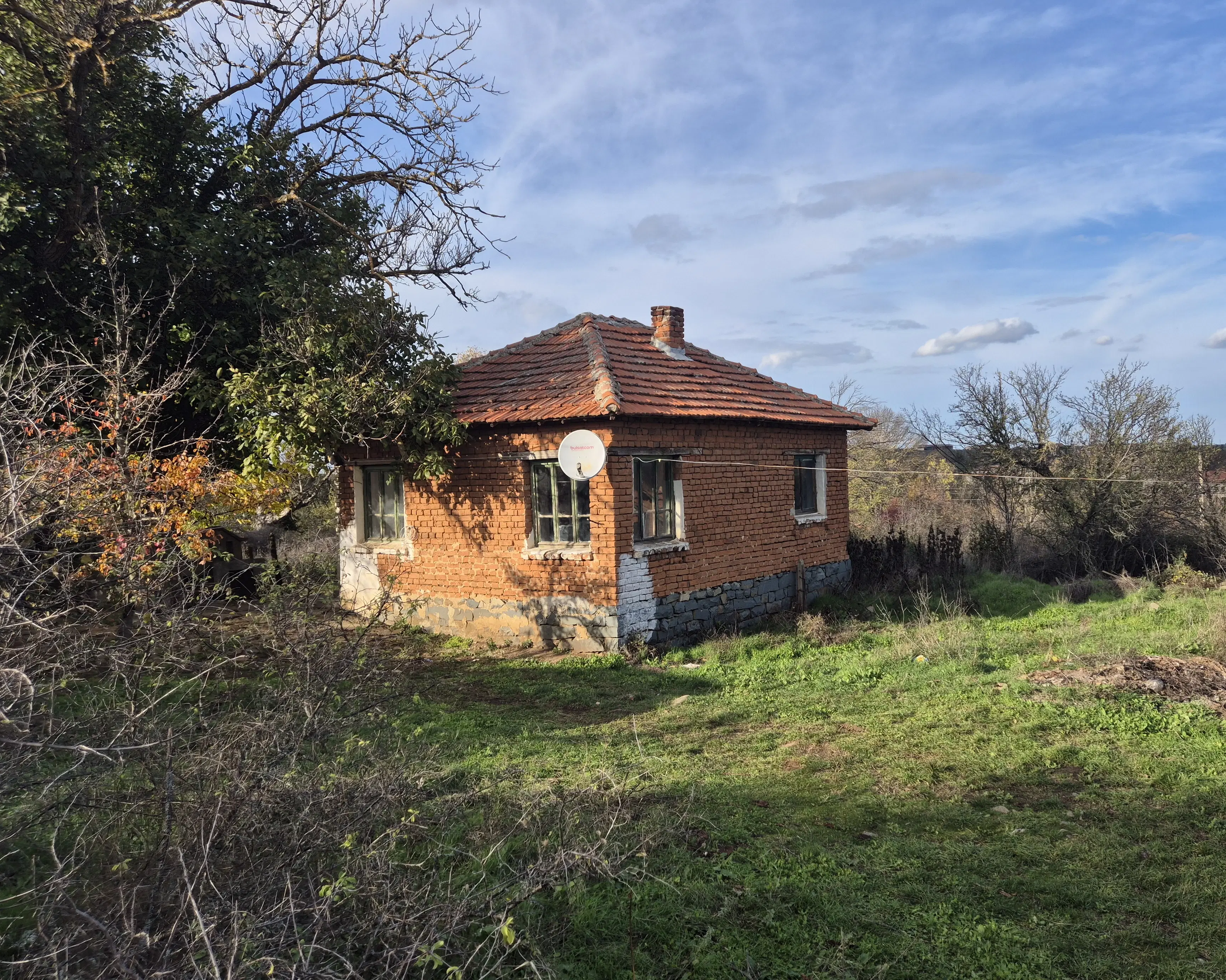 Huis en bijgebouw op ca. 1.000 m² gemeentelijke grond in Razdel - Bulgarije