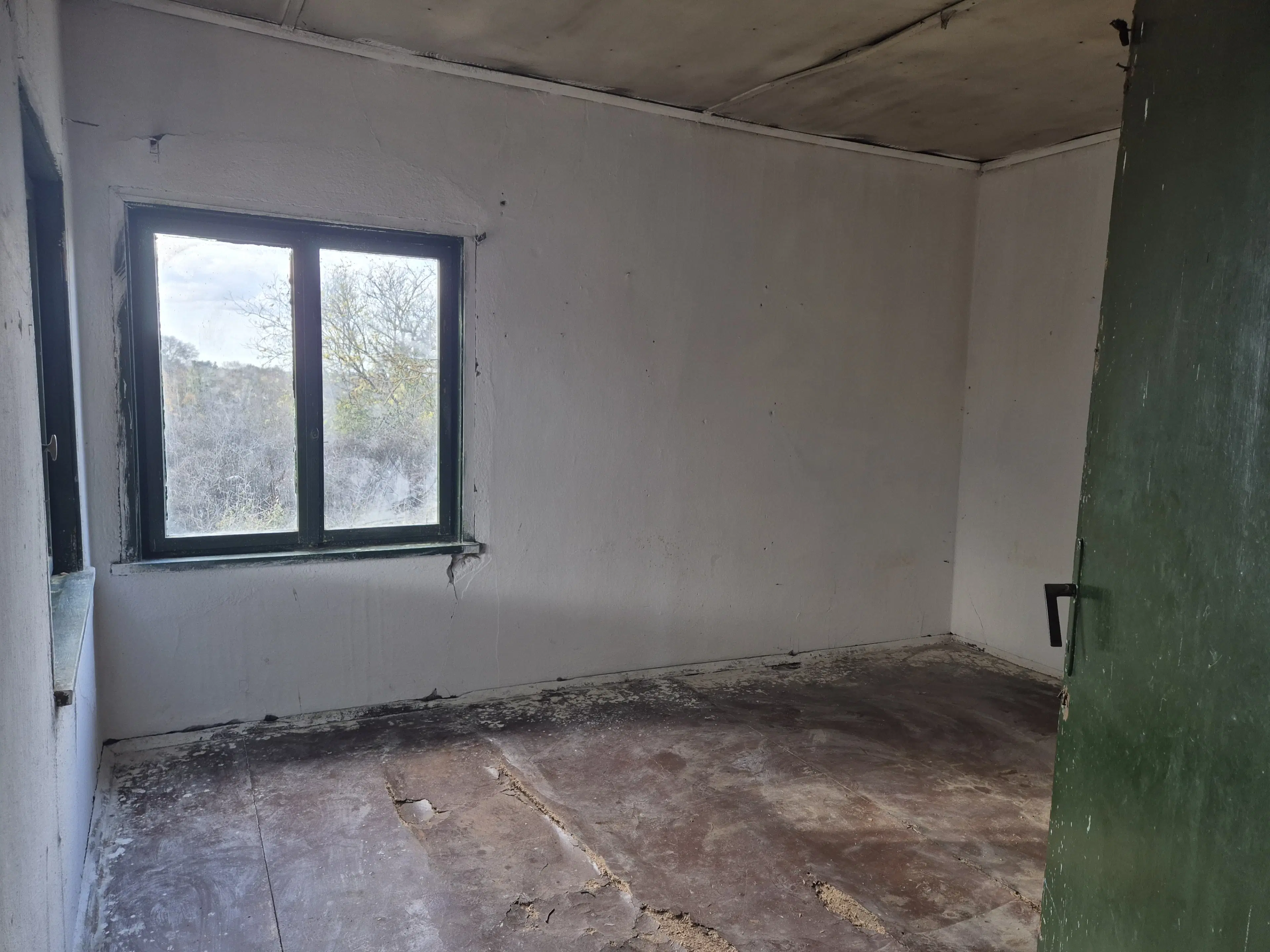 Huis en bijgebouw op ca. 1.000 m² gemeentelijke grond in Razdel - Bulgarije