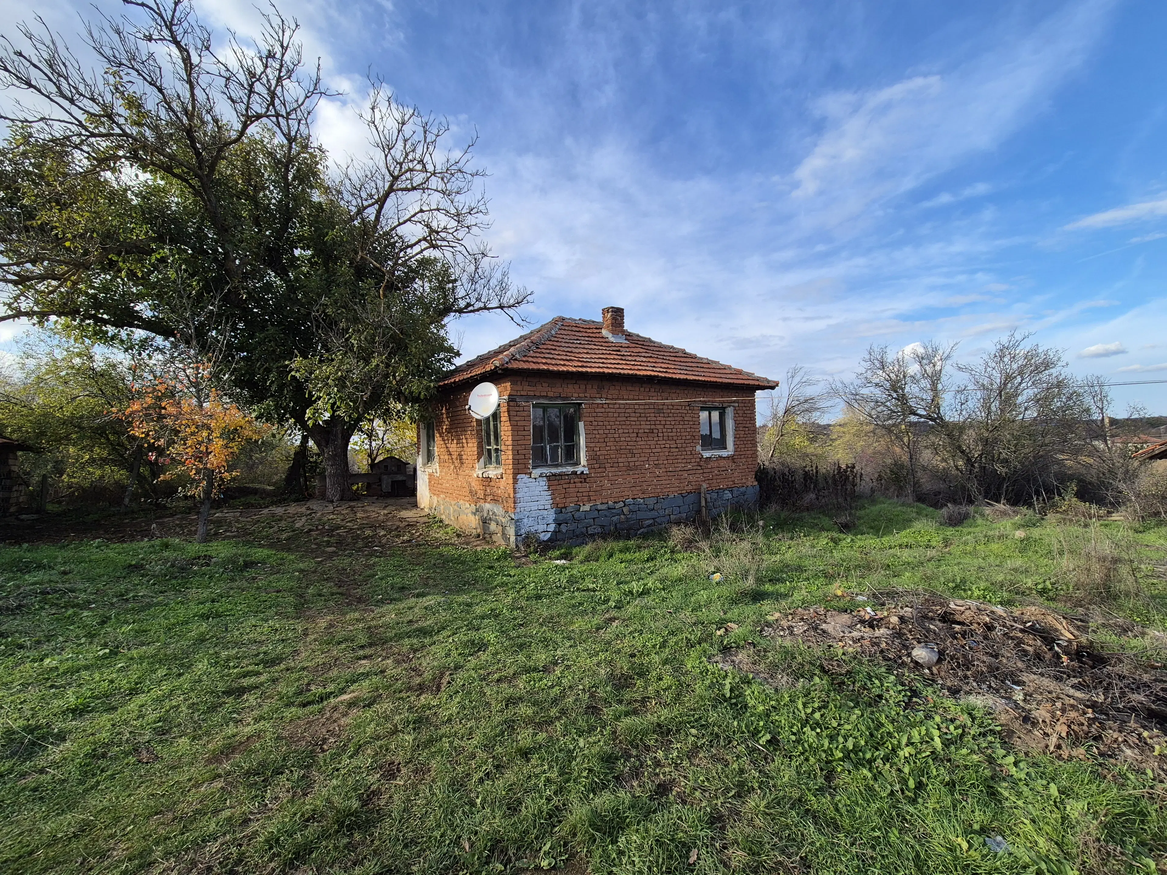 Huis en bijgebouw op ca. 1.000 m² gemeentelijke grond in Razdel - Bulgarije
