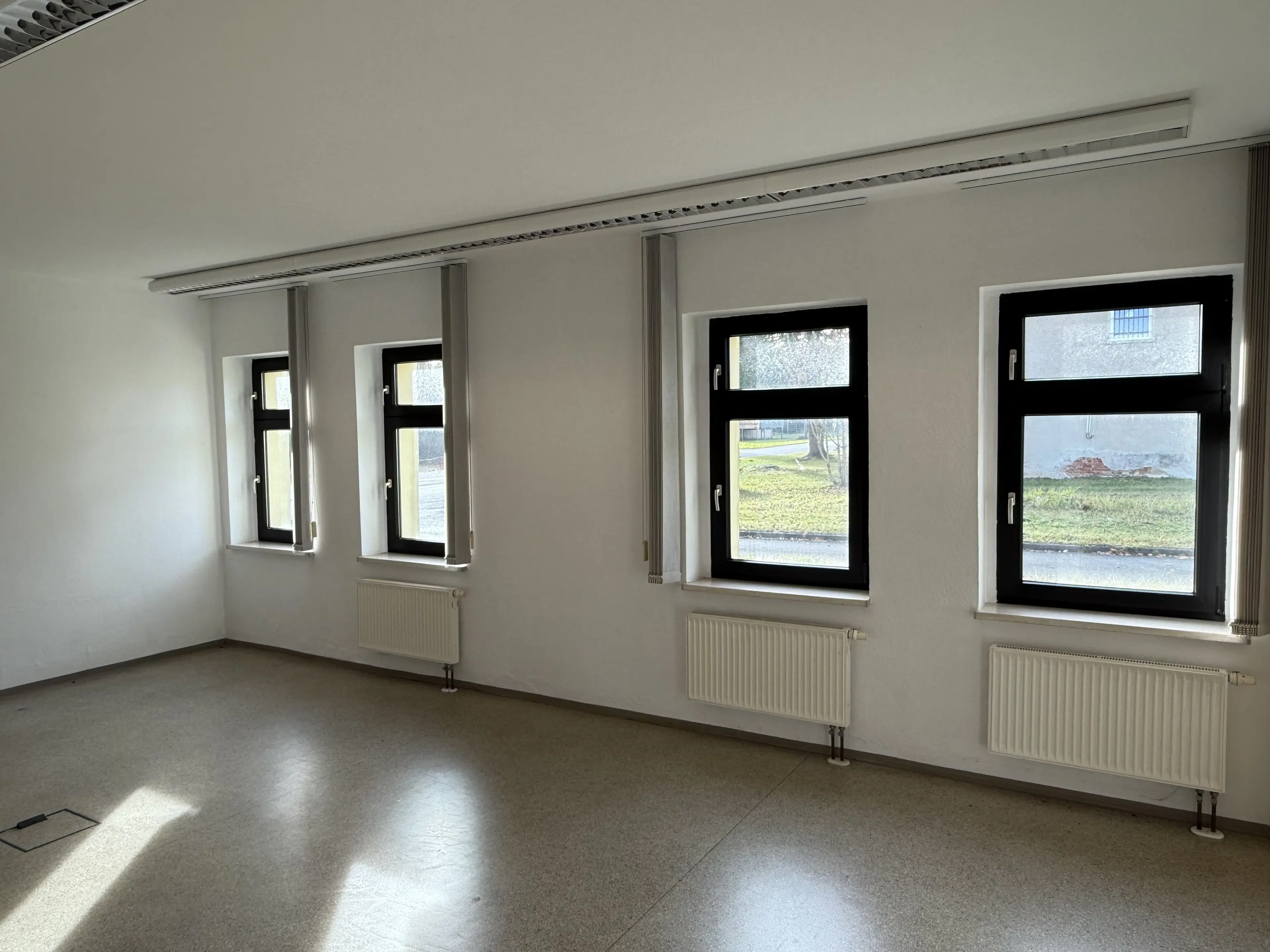 Magazijncomplex op perceel van 2962 m² in Hirschfeld - Duitsland