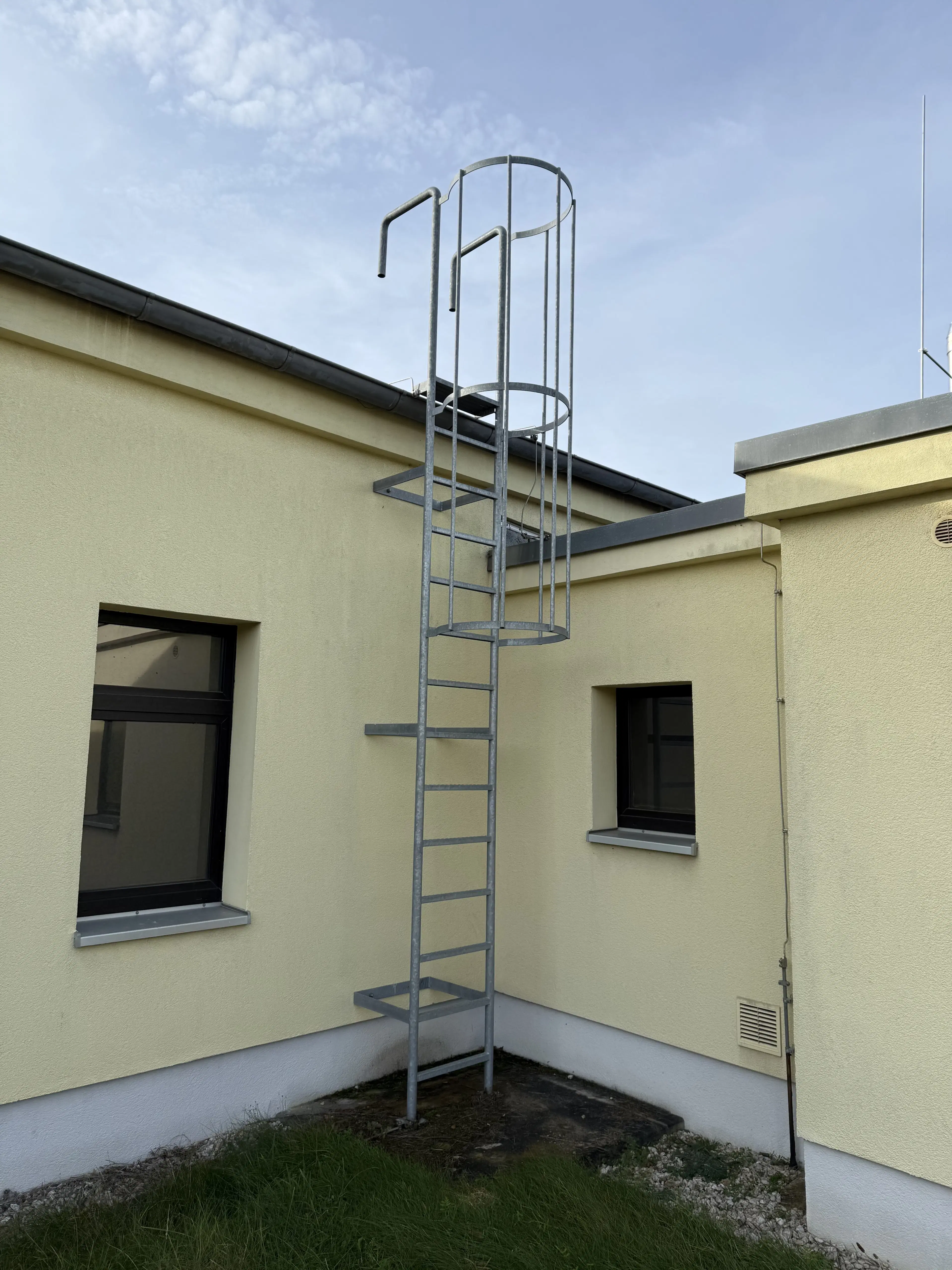 Magazijncomplex op perceel van 2962 m² in Hirschfeld - Duitsland