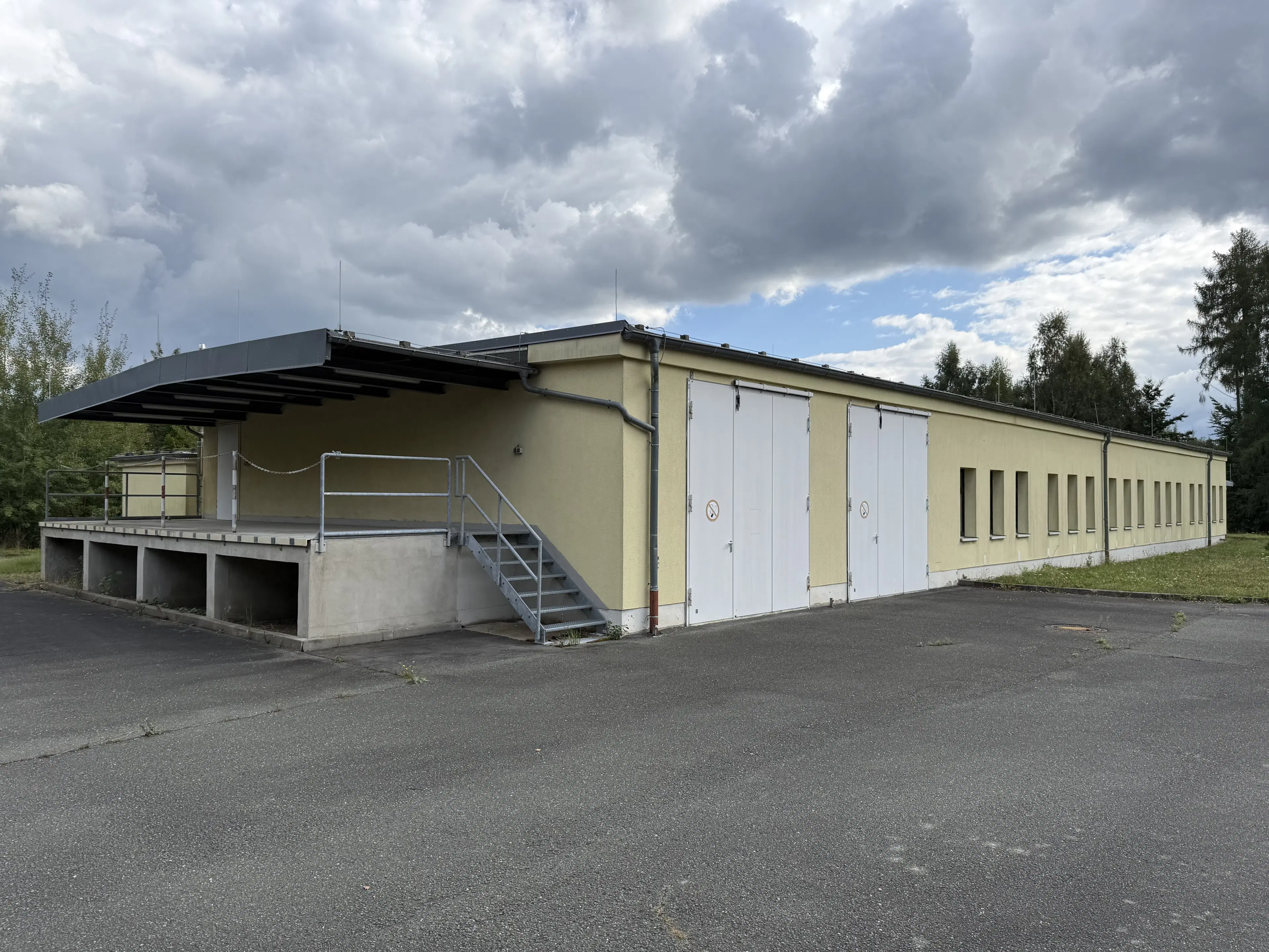 Magazijncomplex op perceel van 2962 m² in Hirschfeld - Duitsland