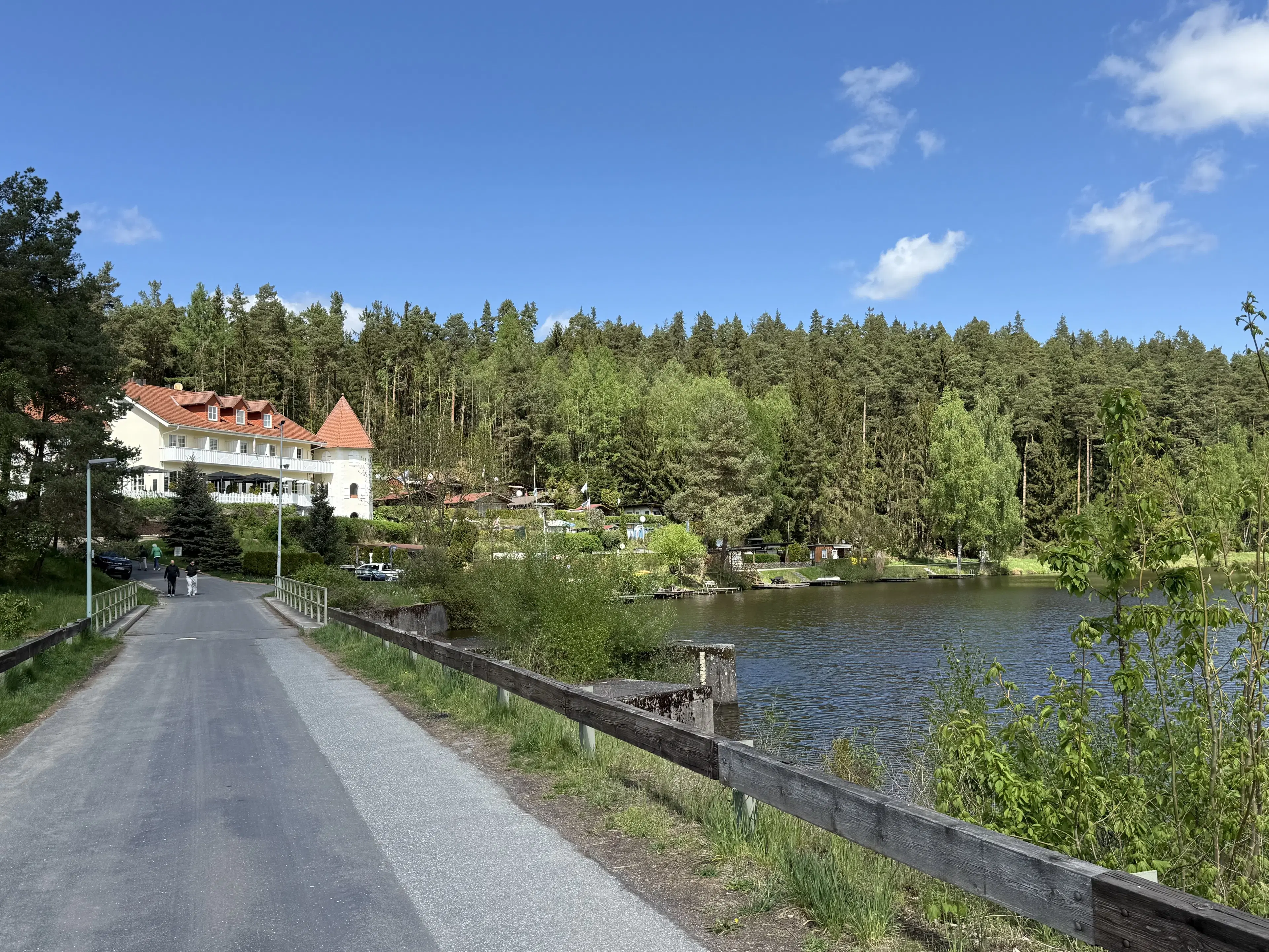 2 Karakteristieke wooncomplexen met totaal 19 eenheden op perceel van 3810 m² in Borstendorf, Duitsland