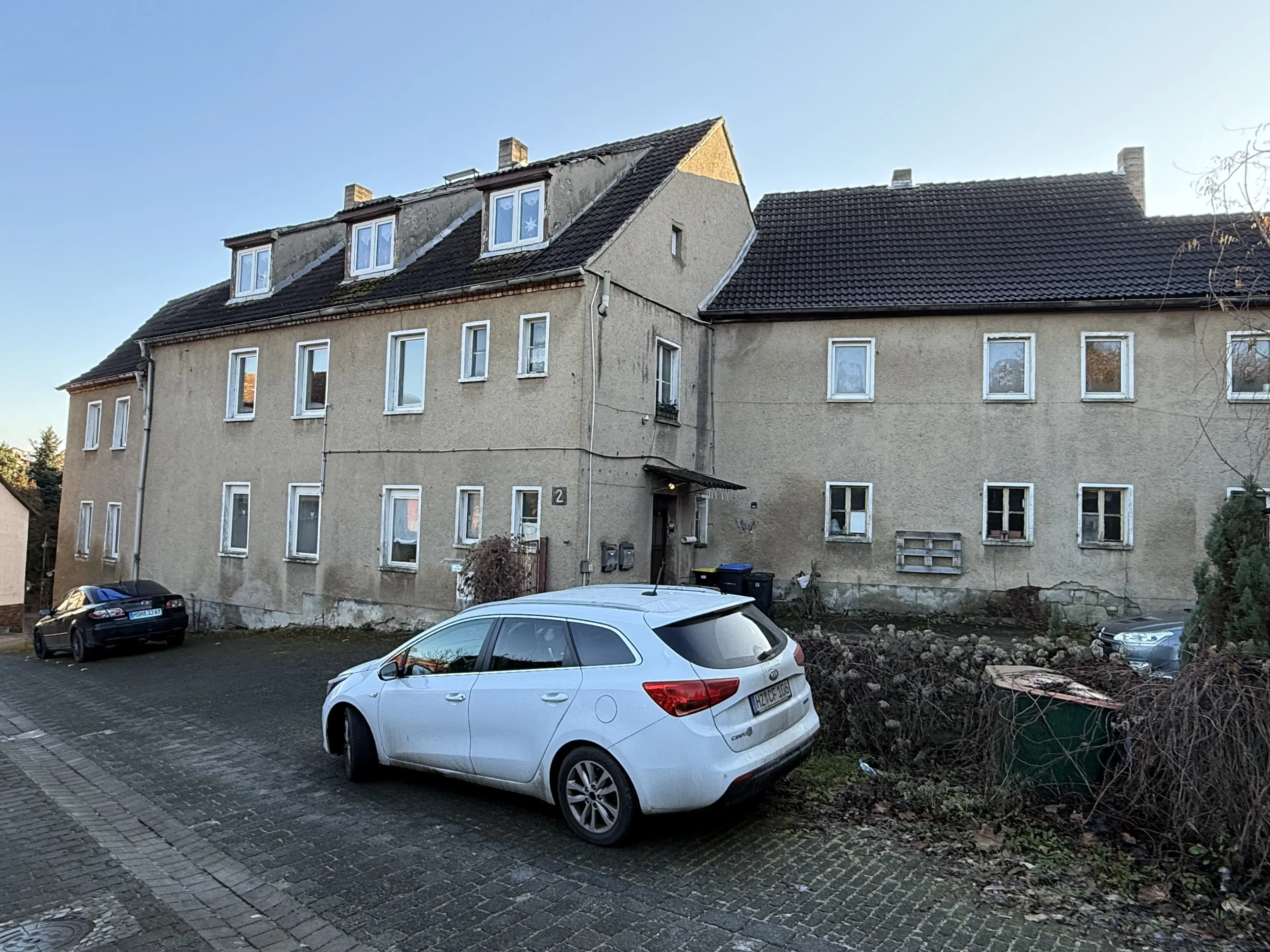 Appartementengebouw (3 van de 5 verhuurd, huursom € 9.900,=) in centrum Gerbstedt, Halle - Duitsland