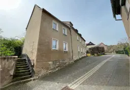 Appartementengebouw (3 van de 5 verhuurd, huursom € 9.900,=) in centrum Gerbstedt, Halle - Duitsland