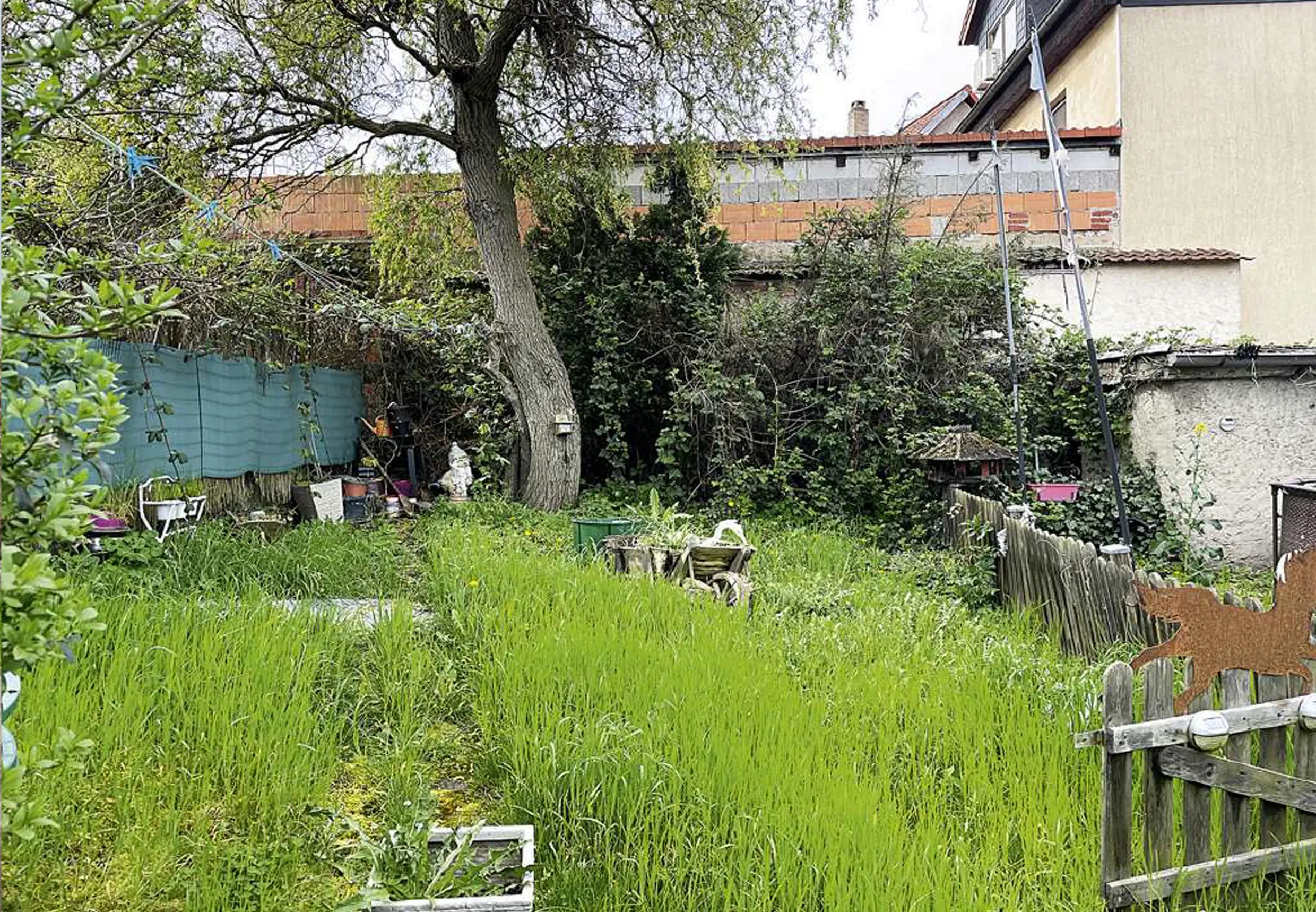 Appartementengebouw (3 van de 5 verhuurd, huursom € 9.900,=) in centrum Gerbstedt, Halle - Duitsland