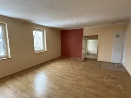 Appartementengebouw (3 van de 5 verhuurd, huursom € 9.900,=) in centrum Gerbstedt, Halle - Duitsland