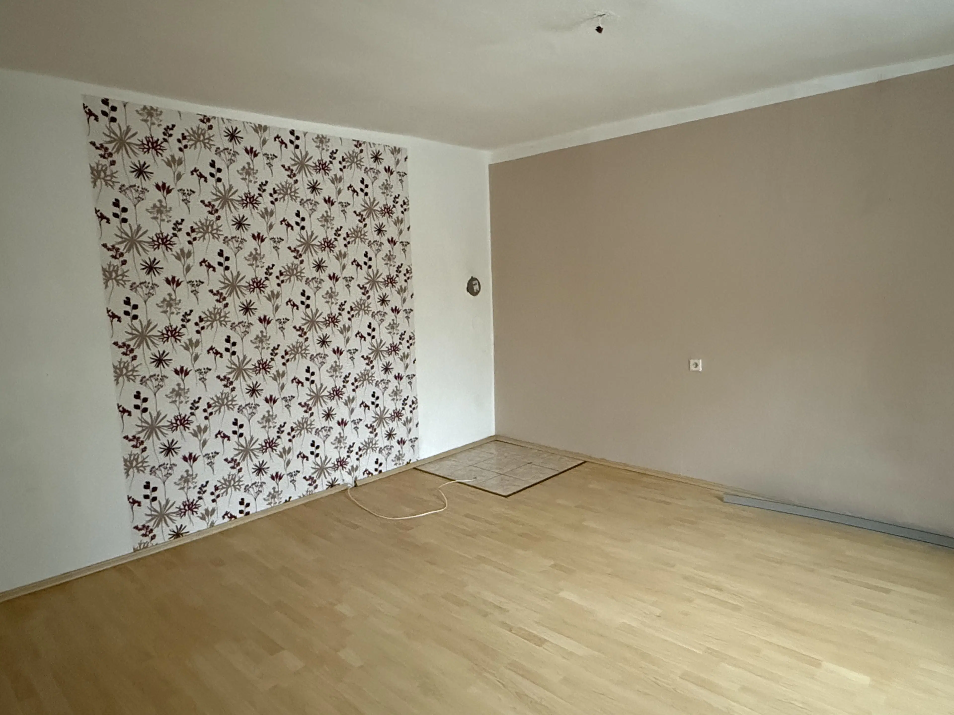 Appartementengebouw (3 van de 5 verhuurd, huursom € 9.900,=) in centrum Gerbstedt, Halle - Duitsland