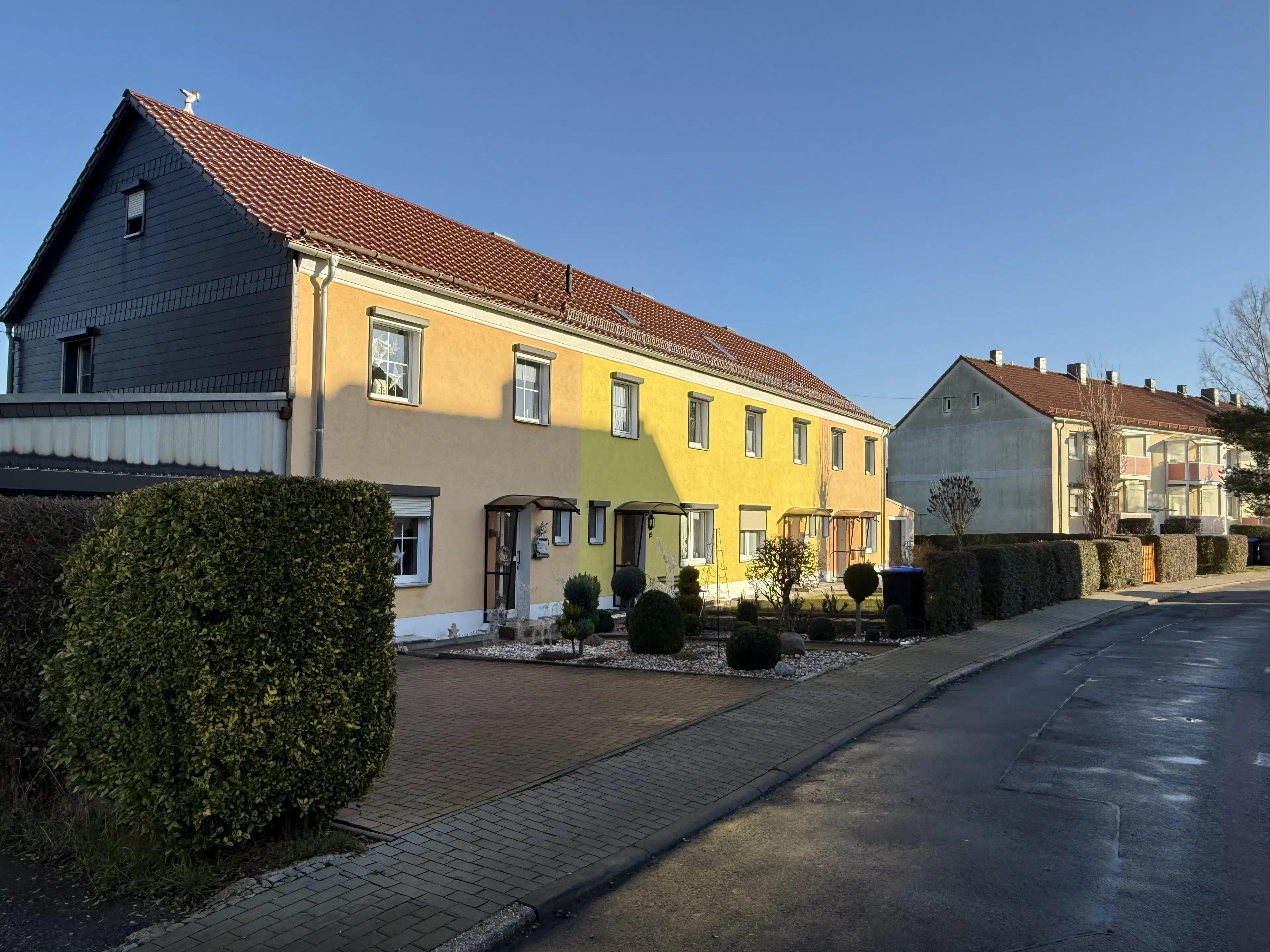 Appartementengebouw (3 van de 5 verhuurd, huursom € 9.900,=) in centrum Gerbstedt, Halle - Duitsland