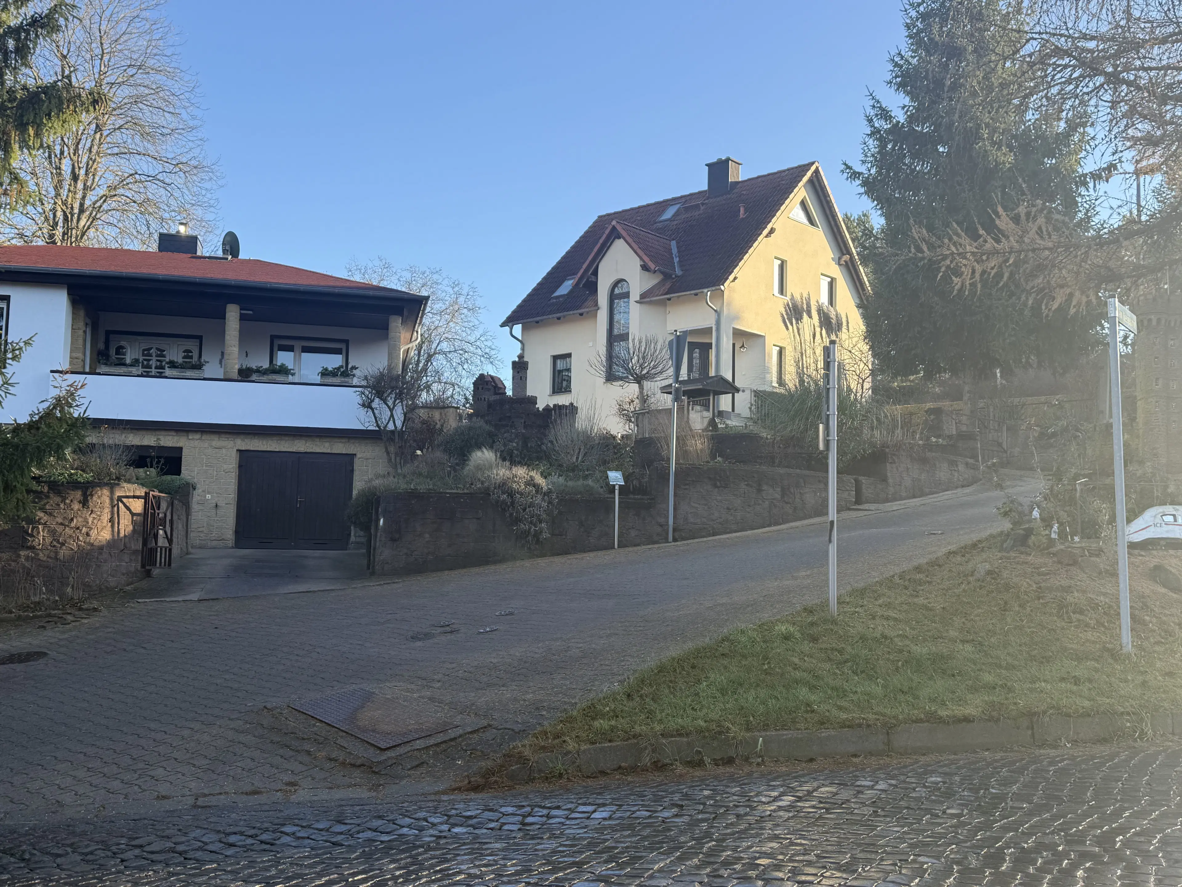 Appartementengebouw (3 van de 5 verhuurd, huursom € 9.900,=) in centrum Gerbstedt, Halle - Duitsland