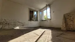 Tweelaags huis met een perceel van 1.100 m² en landbouwgrond van 6.494 m² in Rakovitsa - Bulgarije