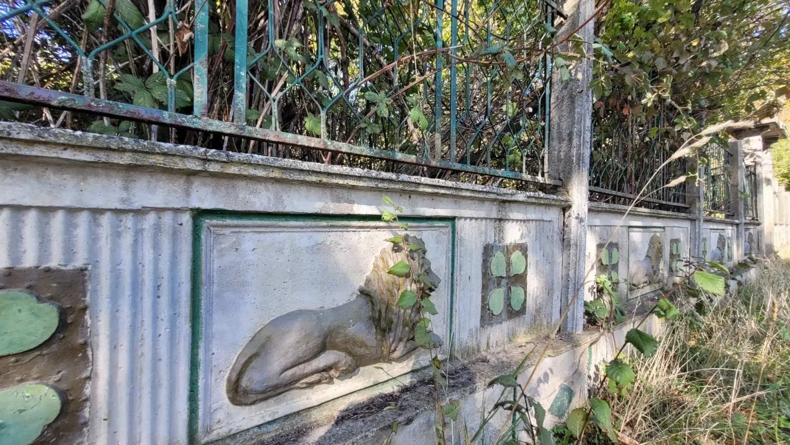 Tweelaags huis met een perceel van 1.100 m² en landbouwgrond van 6.494 m² in Rakovitsa - Bulgarije