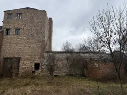 Karakteristieke toren en bebouwing op perceel van 1.377 m² nabij Klobikau, Halle - Duitsland