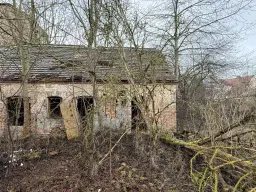 Karakteristieke toren en bebouwing op perceel van 1.377 m² nabij Klobikau, Halle - Duitsland