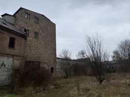 Karakteristieke toren en bebouwing op perceel van 1.377 m² nabij Klobikau, Halle - Duitsland