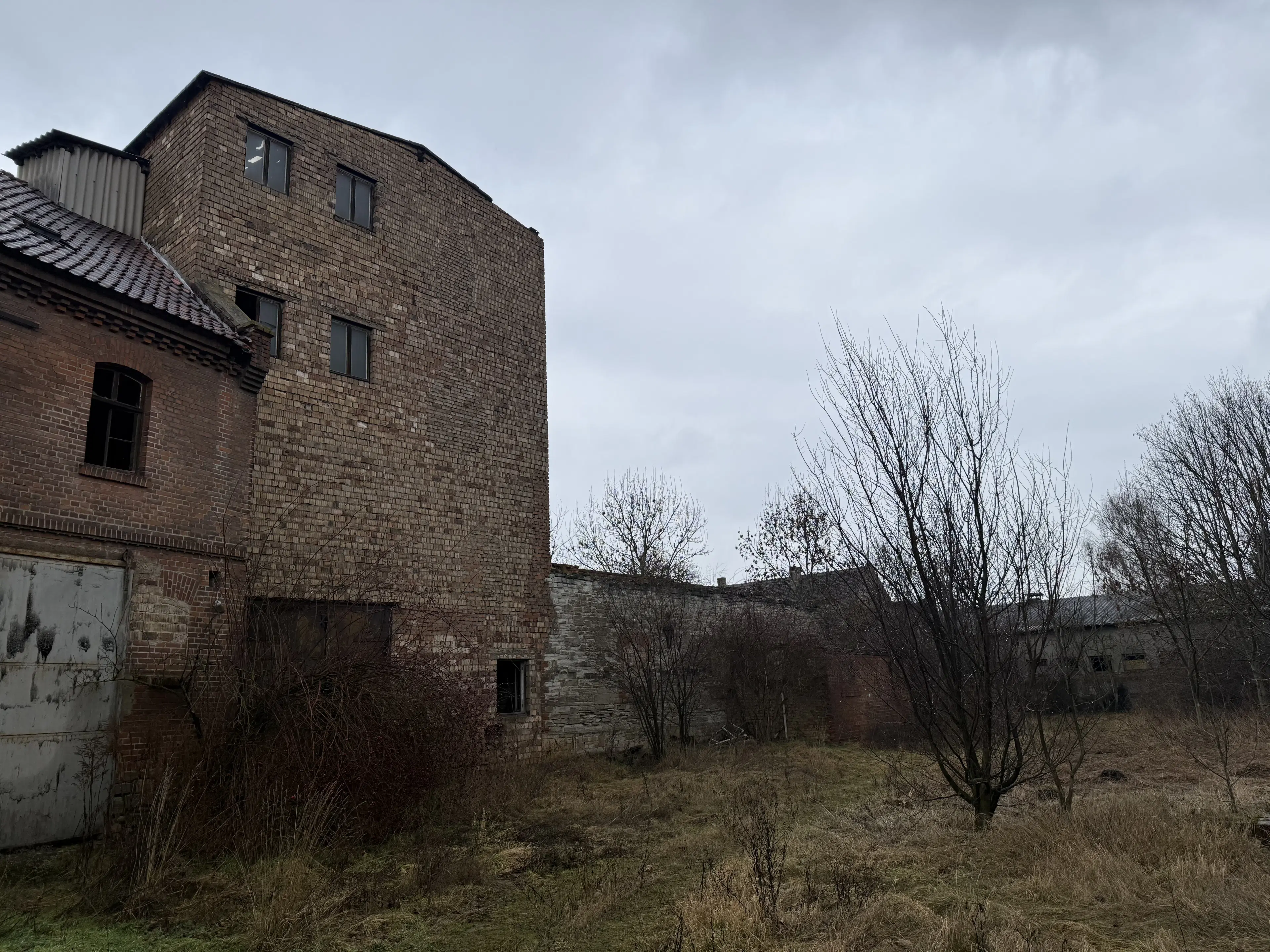 Karakteristieke toren en bebouwing op perceel van 1.377 m² nabij Klobikau, Halle - Duitsland