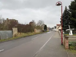 Karakteristieke toren en bebouwing op perceel van 1.377 m² nabij Klobikau, Halle - Duitsland