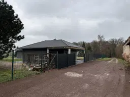 Karakteristieke toren en bebouwing op perceel van 1.377 m² nabij Klobikau, Halle - Duitsland