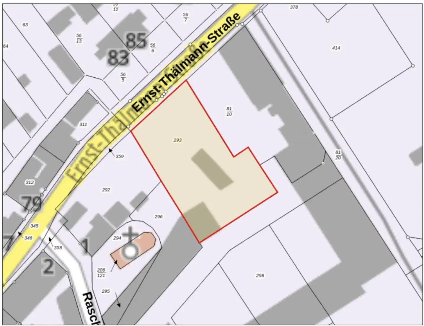 Karakteristieke toren en bebouwing op perceel van 1.377 m² nabij Klobikau, Halle - Duitsland