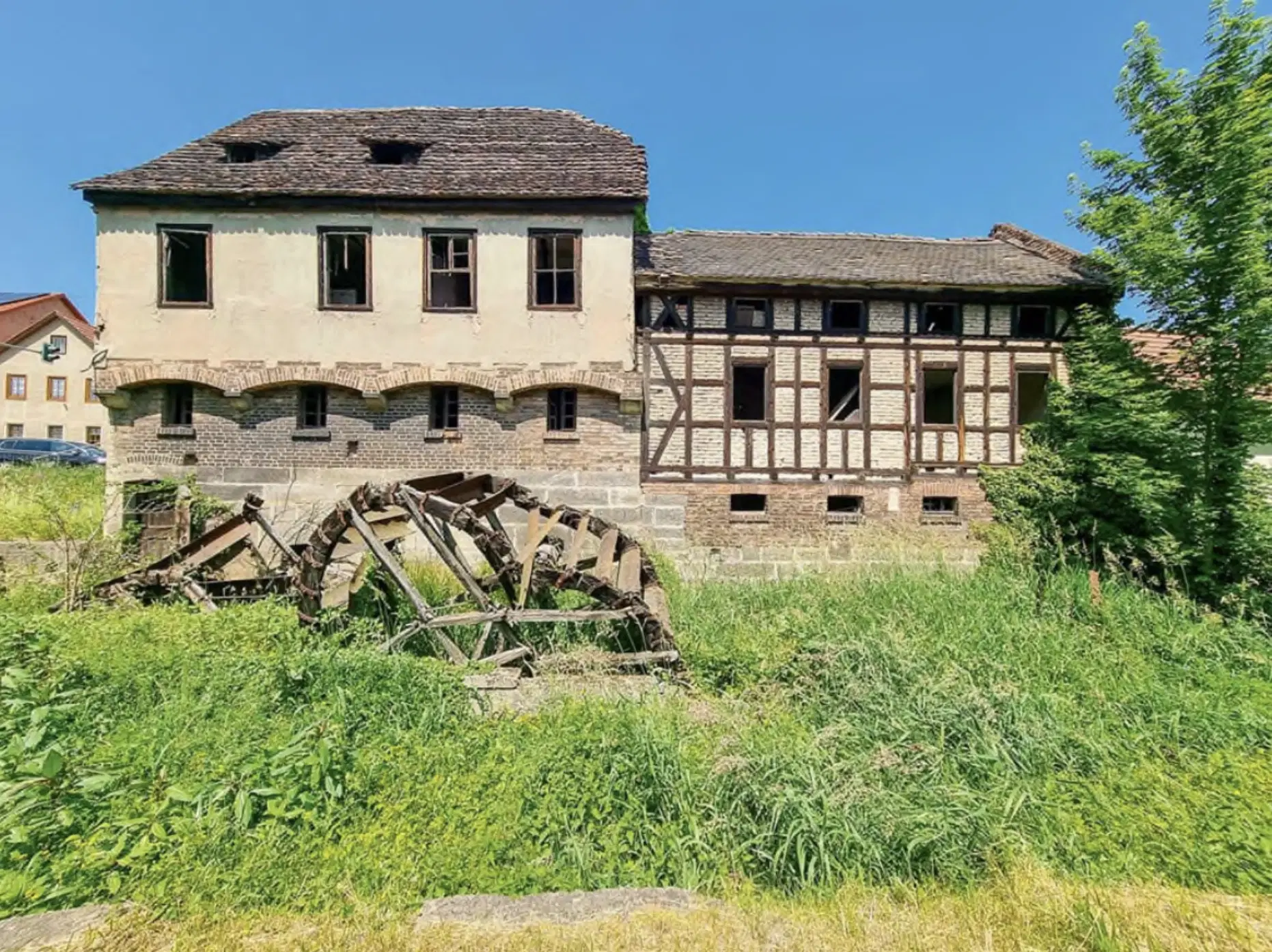 Historische watermolen met parkeerplaatsen op 402 m² perceel nabij Erfurt in Uhlstädt - Duitsland