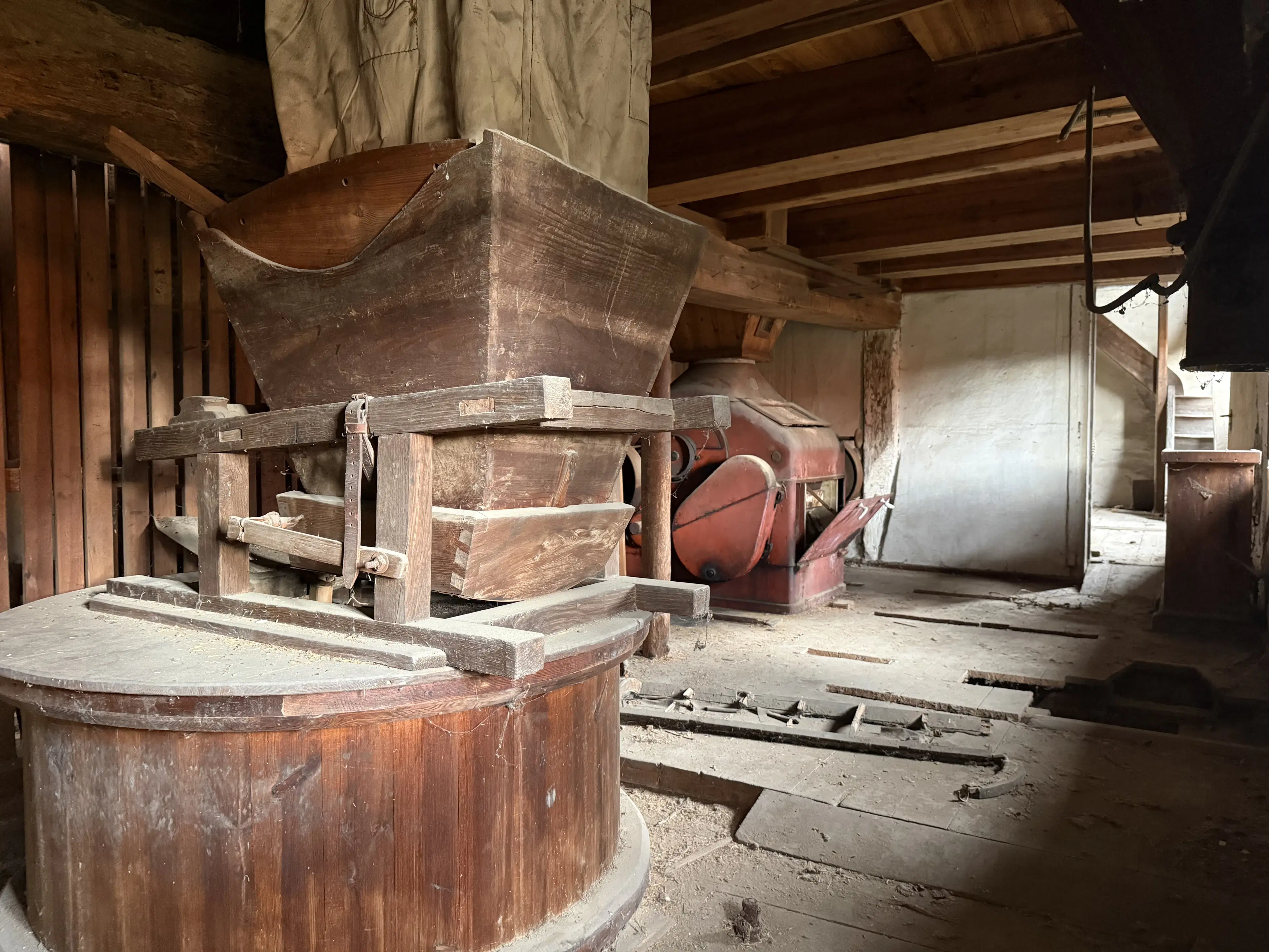 Historische watermolen met parkeerplaatsen op 402 m² perceel nabij Erfurt in Uhlstädt - Duitsland