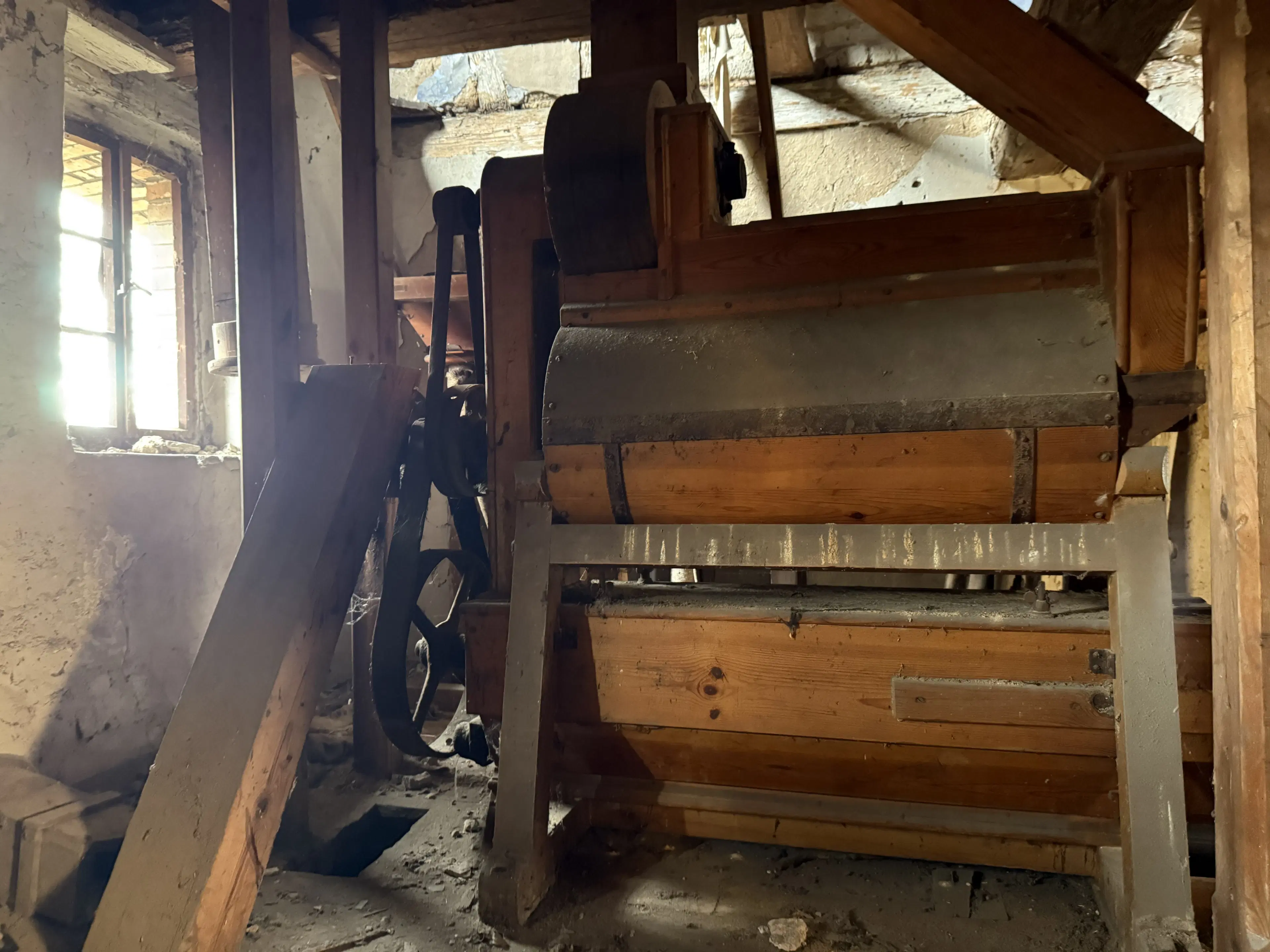 Historische watermolen met parkeerplaatsen op 402 m² perceel nabij Erfurt in Uhlstädt - Duitsland