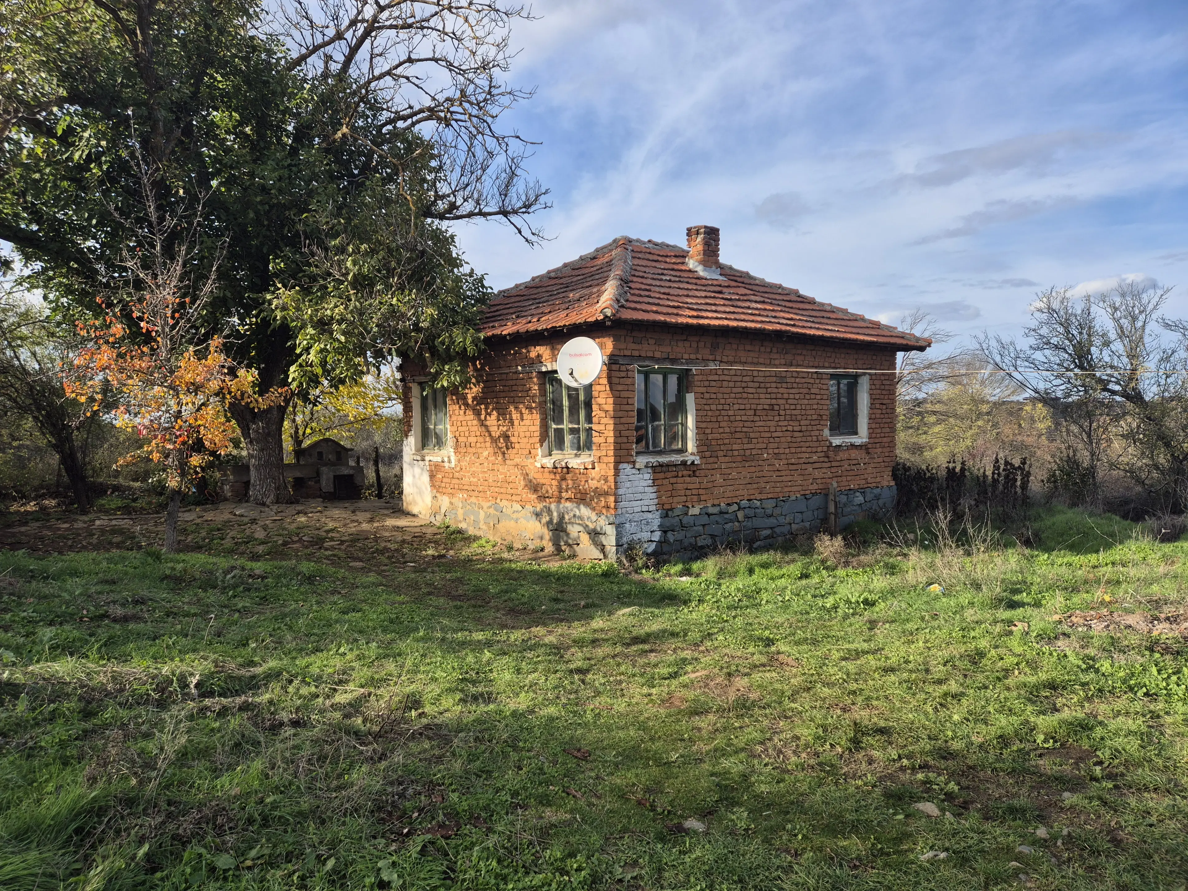 Huis en bijgebouw op ca. 1.000 m² gemeentelijke grond in Razdel - Bulgarije