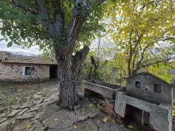 Huis en bijgebouw op ca. 1.000 m² gemeentelijke grond in Razdel - Bulgarije