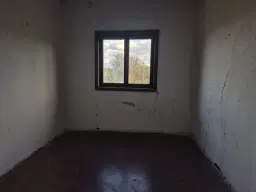 Huis en bijgebouw op ca. 1.000 m² gemeentelijke grond in Razdel - Bulgarije