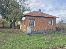 Huis en bijgebouw op ca. 1.000 m² gemeentelijke grond in Razdel - Bulgarije