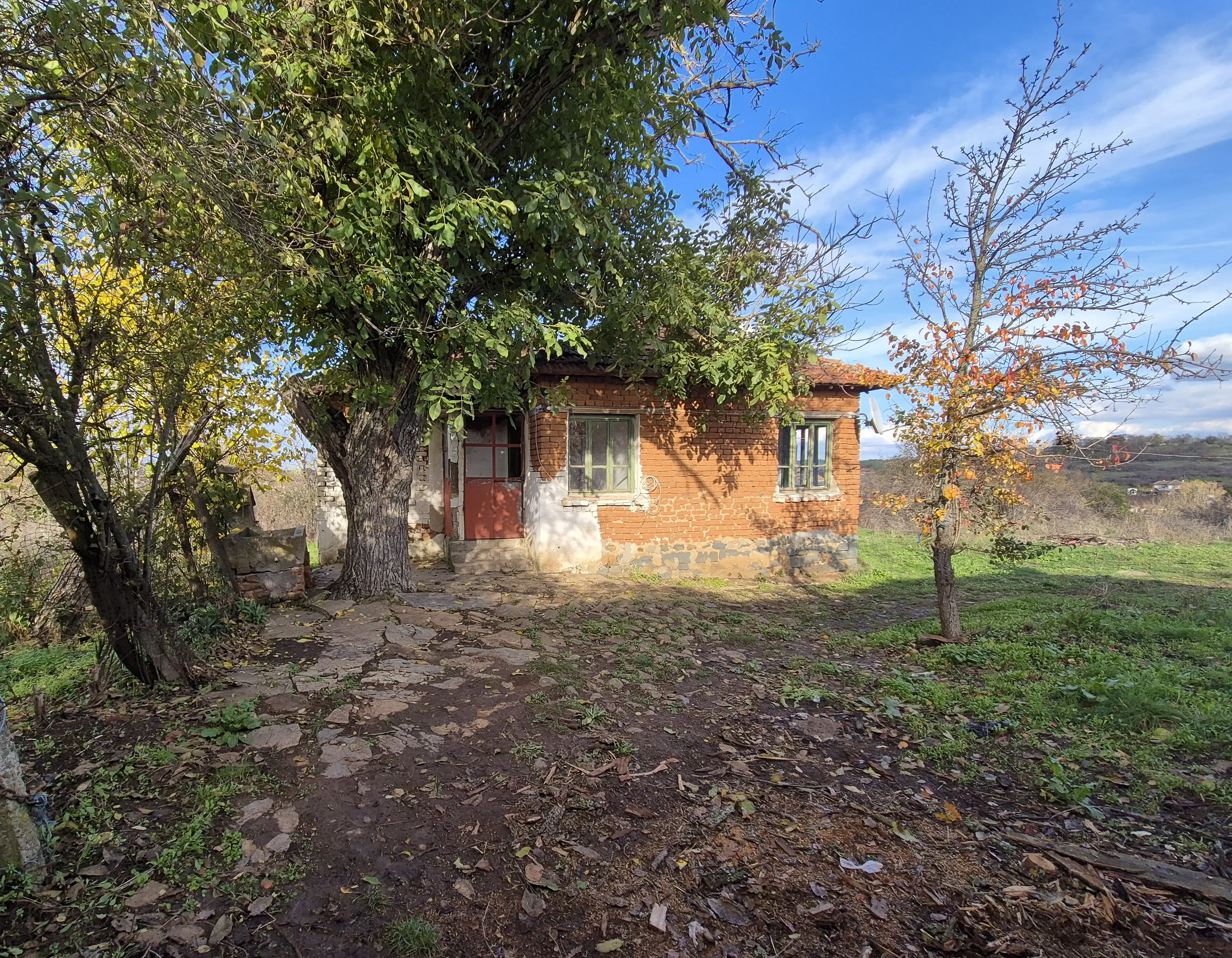 Huis en bijgebouw op ca. 1.000 m² gemeentelijke grond in Razdel - Bulgarije