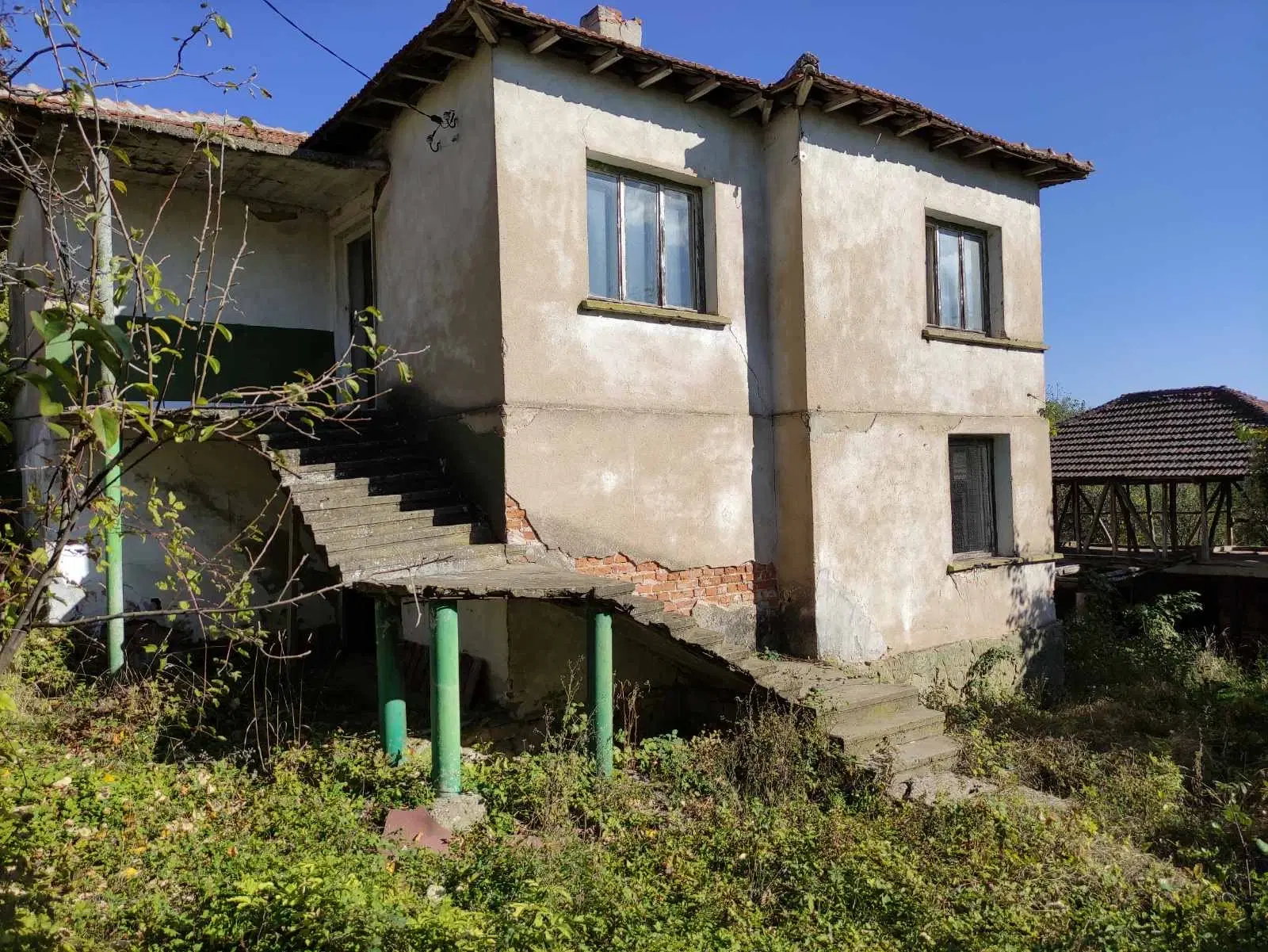 Tweelaags huis met een perceel van 1.100 m² en landbouwgrond van 6.494 m² in Rakovitsa - Bulgarije