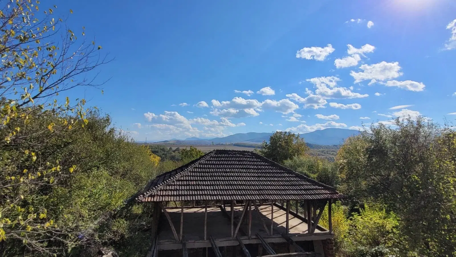 Tweelaags huis met een perceel van 1.100 m² en landbouwgrond van 6.494 m² in Rakovitsa - Bulgarije