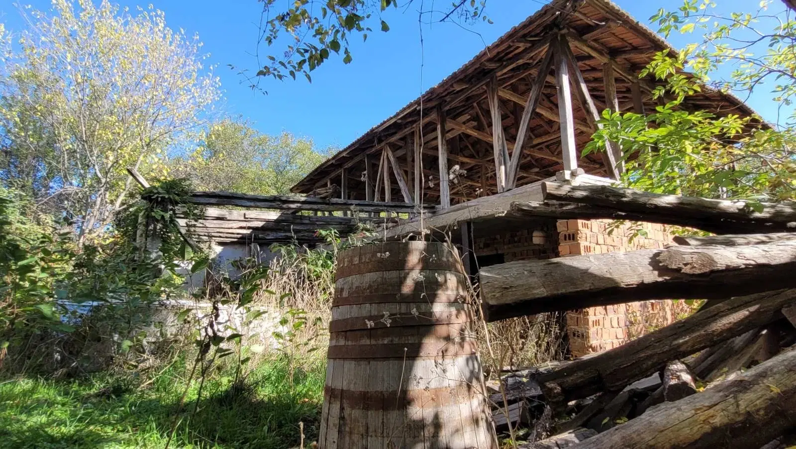 Tweelaags huis met een perceel van 1.100 m² en landbouwgrond van 6.494 m² in Rakovitsa - Bulgarije