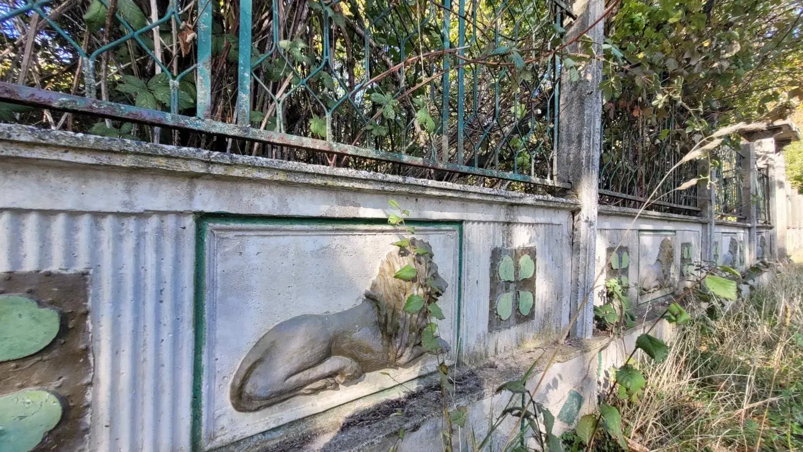 Tweelaags huis met een perceel van 1.100 m² en landbouwgrond van 6.494 m² in Rakovitsa - Bulgarije