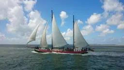 Zeilcharterschip 'Averechts' te Harlingen