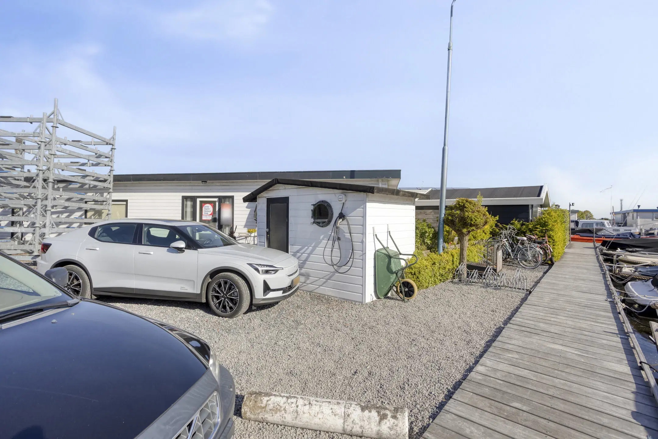 Woonboot genaamd De Witte Spin te Loosdrecht