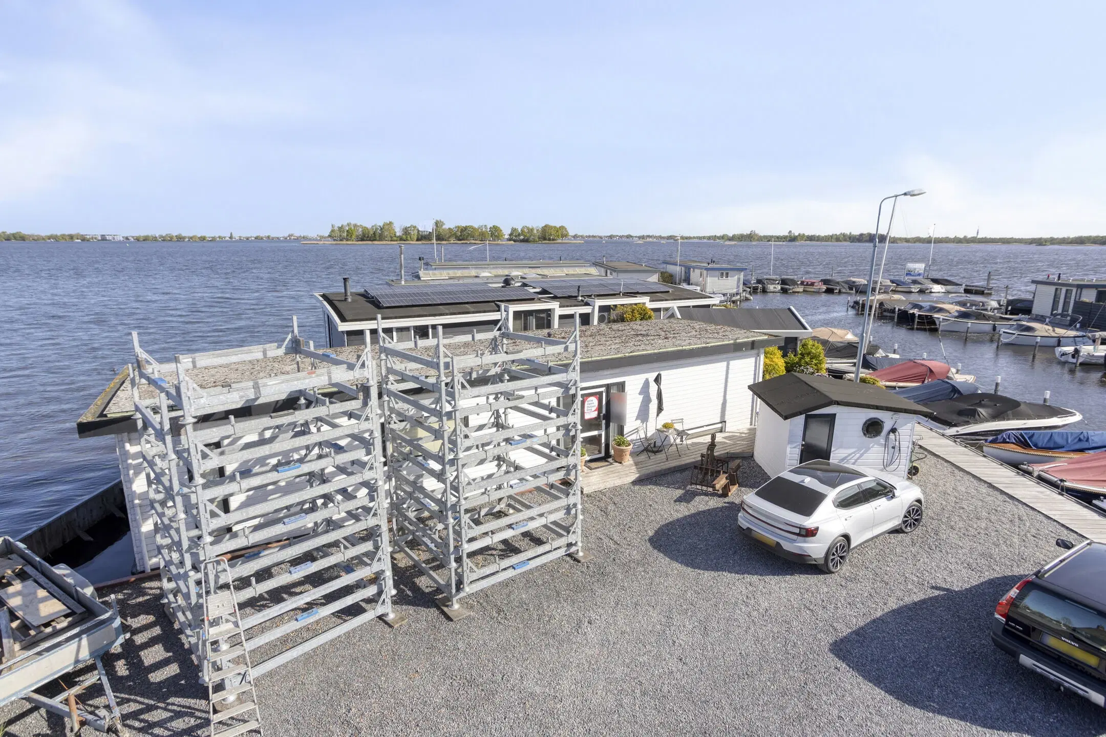 Woonboot genaamd De Witte Spin te Loosdrecht