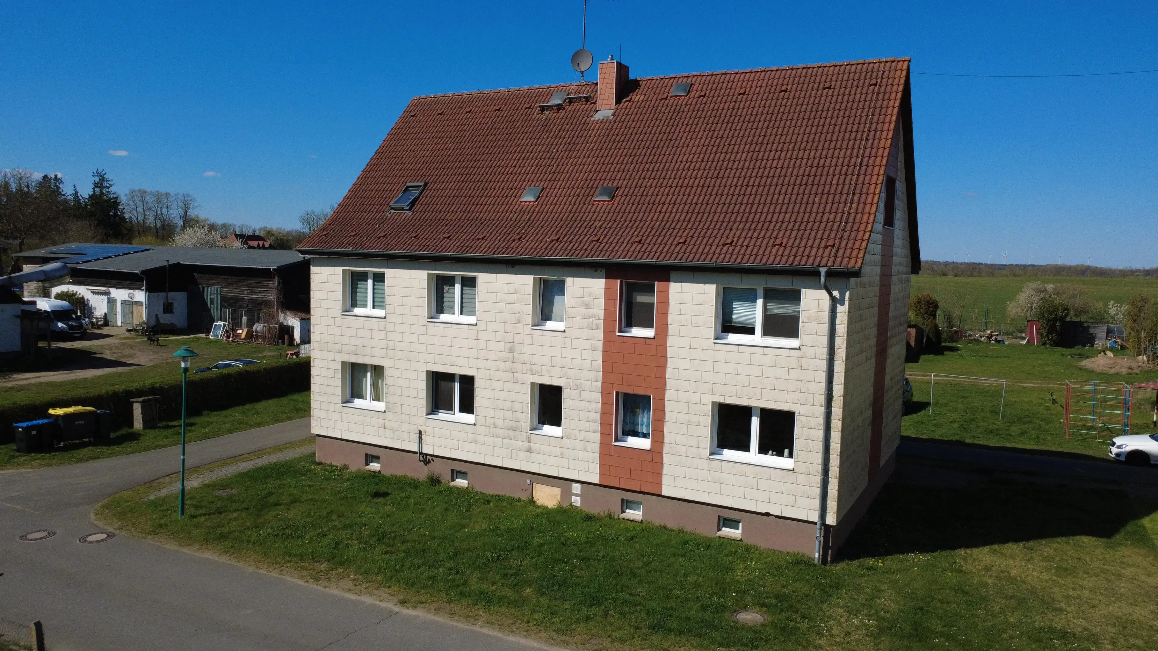 6 appartementen, bouwjaar: 1983 (huursom € 28.537,80) in Behren-Lübchin - Duitsland