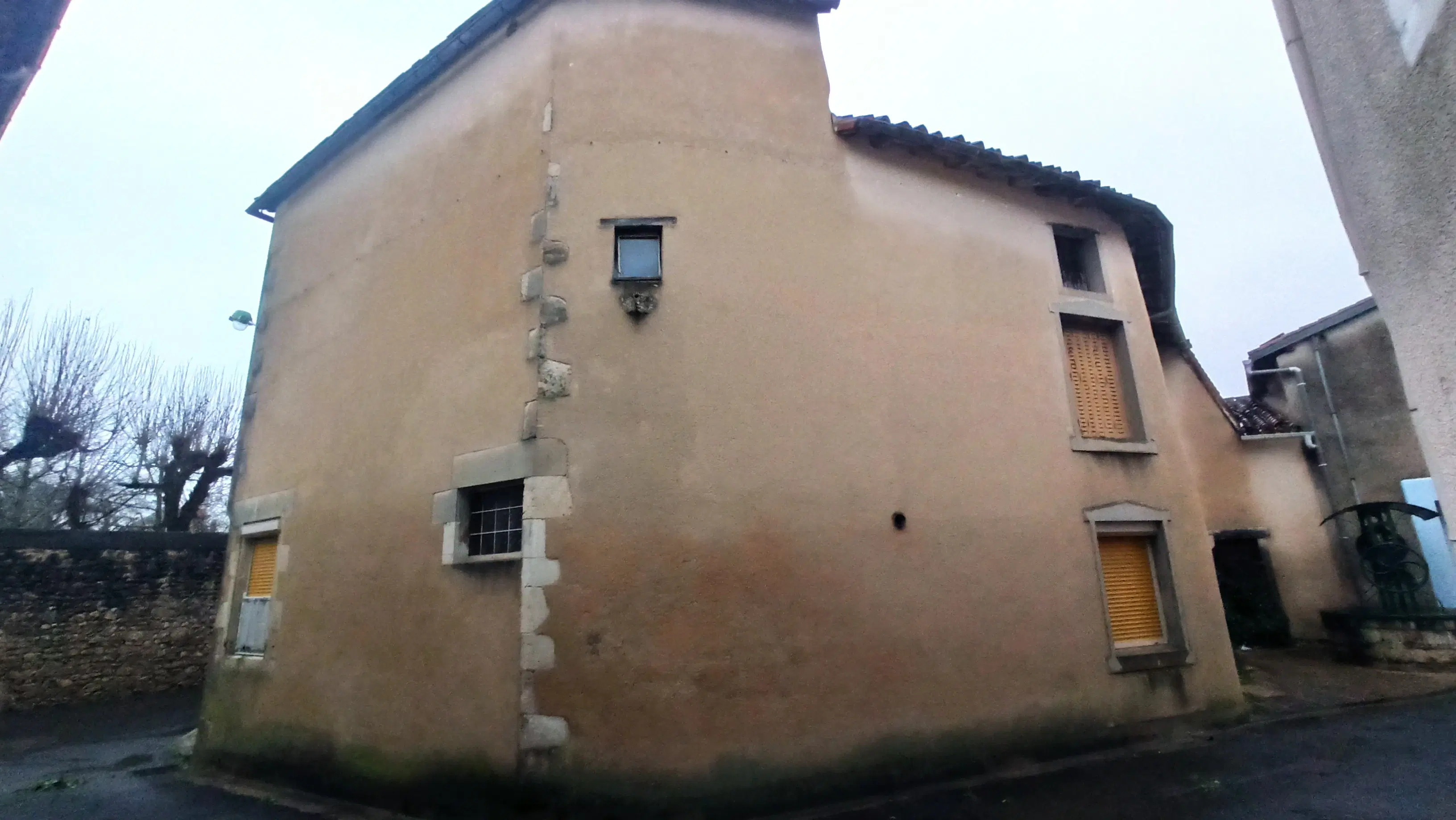 3-verdiepingen Middeleeuws woonhuis in Montmorillon - Frankrijk