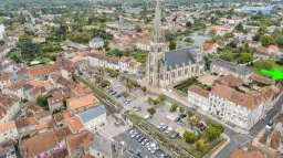 3-verdiepingen Middeleeuws woonhuis in Montmorillon - Frankrijk