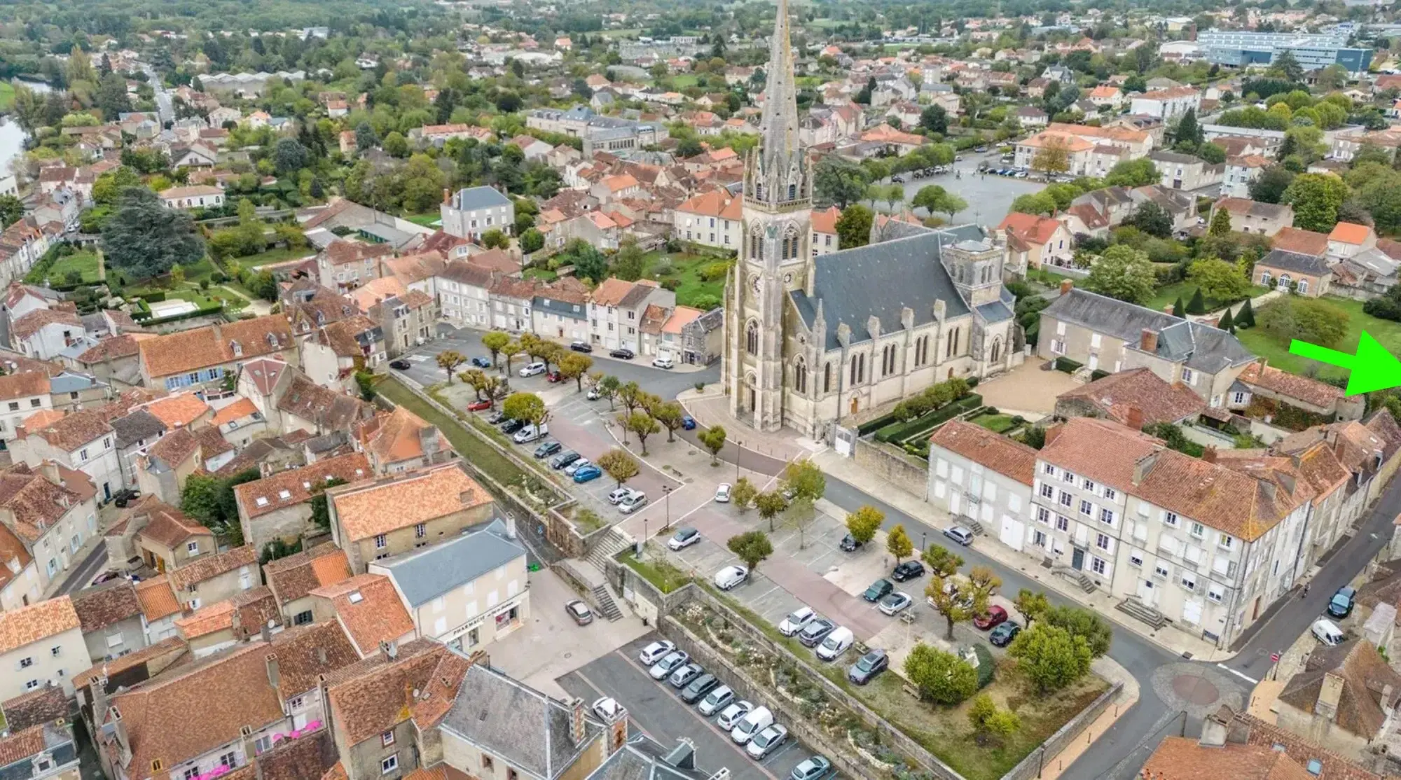 3-verdiepingen Middeleeuws woonhuis in Montmorillon - Frankrijk