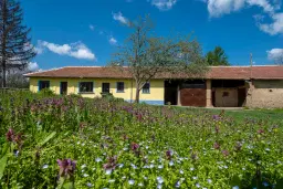 Perceel van 2.090 m² + Gezinswoning + Bijgebouwen - Karaisen, Veliko Tarnovo - Bulgarije
