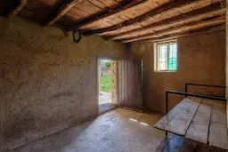 Perceel van 2.090 m² + Gezinswoning + Bijgebouwen - Karaisen, Veliko Tarnovo - Bulgarije