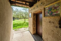 Perceel van 2.090 m² + Gezinswoning + Bijgebouwen - Karaisen, Veliko Tarnovo - Bulgarije